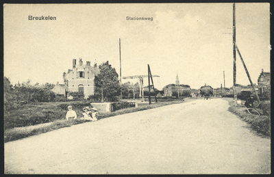 17202 Gezicht op de Stationsweg te Breukelen, met links de sluis en de sluiswachterswoning in de Heicop aan de ...